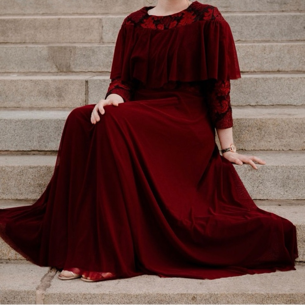 Elegant Burgundy Lace Dress - Picture 2 of 4